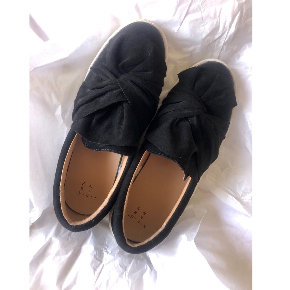 Black bow twist shoes